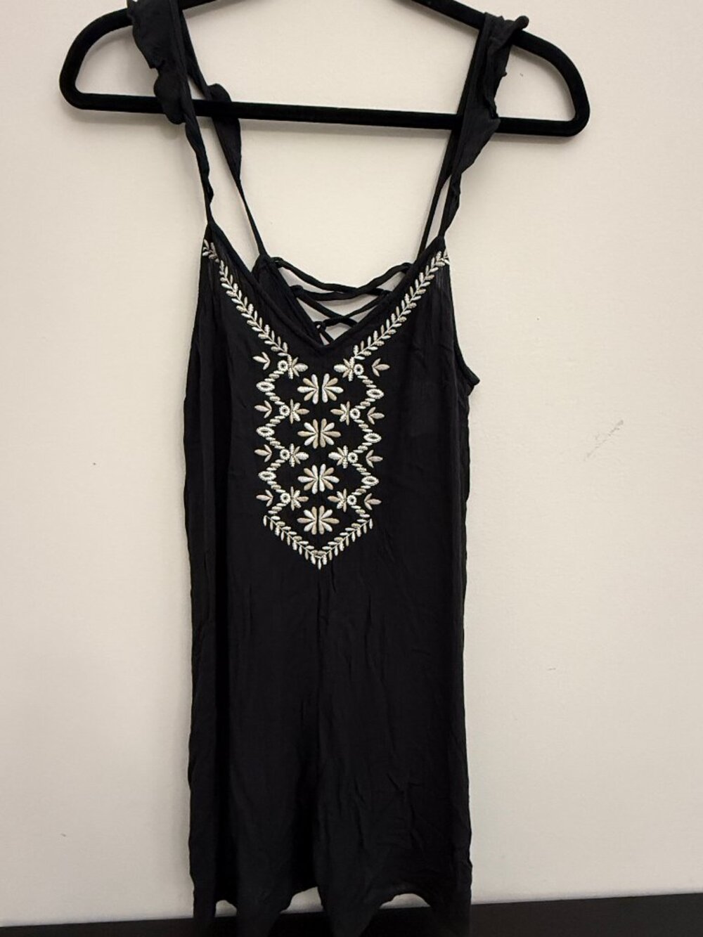 NWT Sleeveless Romper Black with Embroidery Print - Aeropostale Size Small